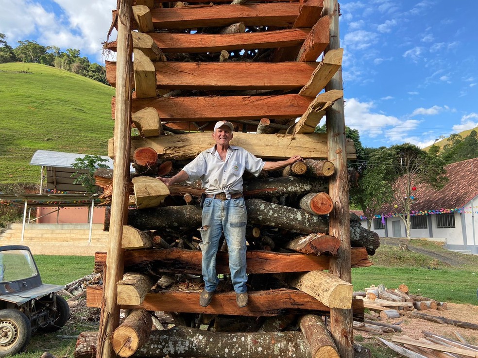 José Carlos Fachim, de 74 anos, faz fogueiras gigantes no interior do ES — Foto: Arquivo Pessoal