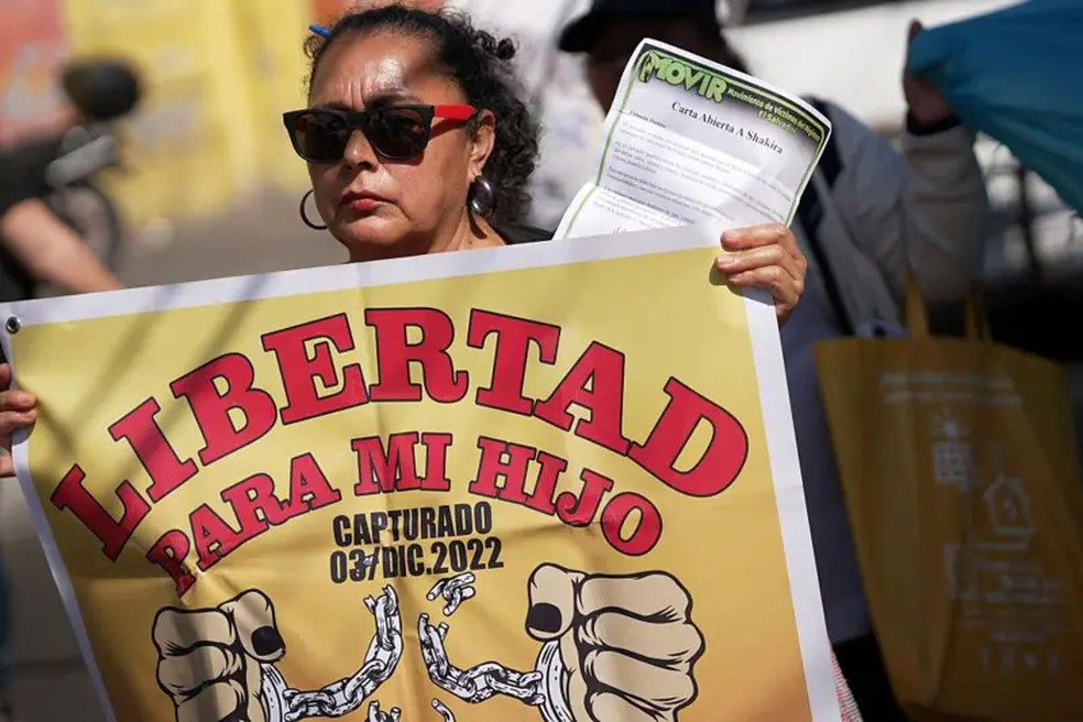 O julgamento coletivo em El Salvador que reúne centenas de acusados de integrar a gangue MS-13 — Foto: AFP vía Getty Images