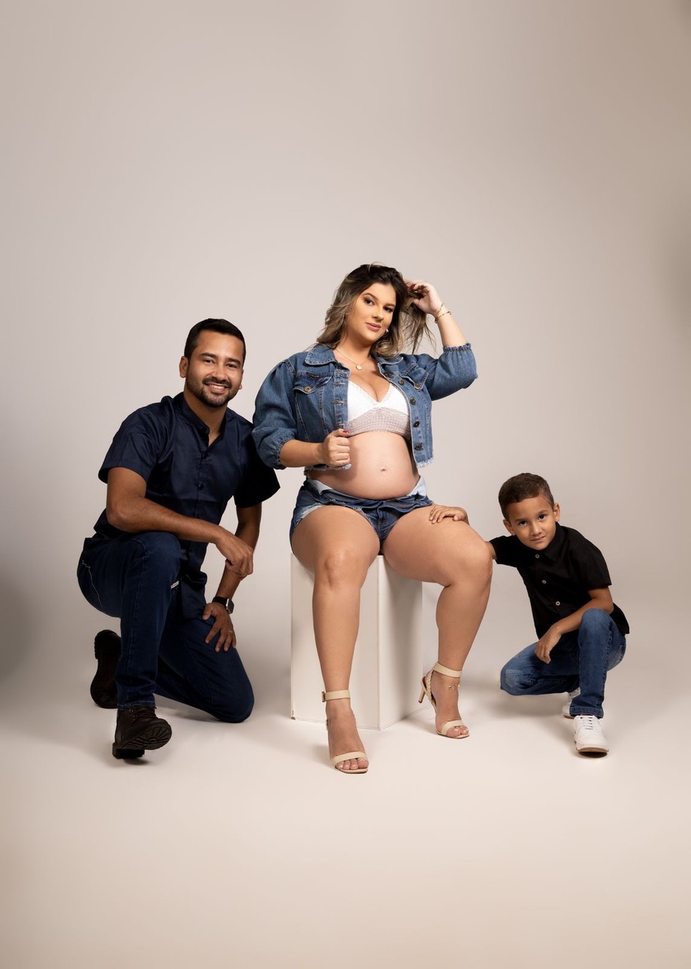Louise, o marido e o primogênito durante ensaio fotográfico — Foto: Divulgação