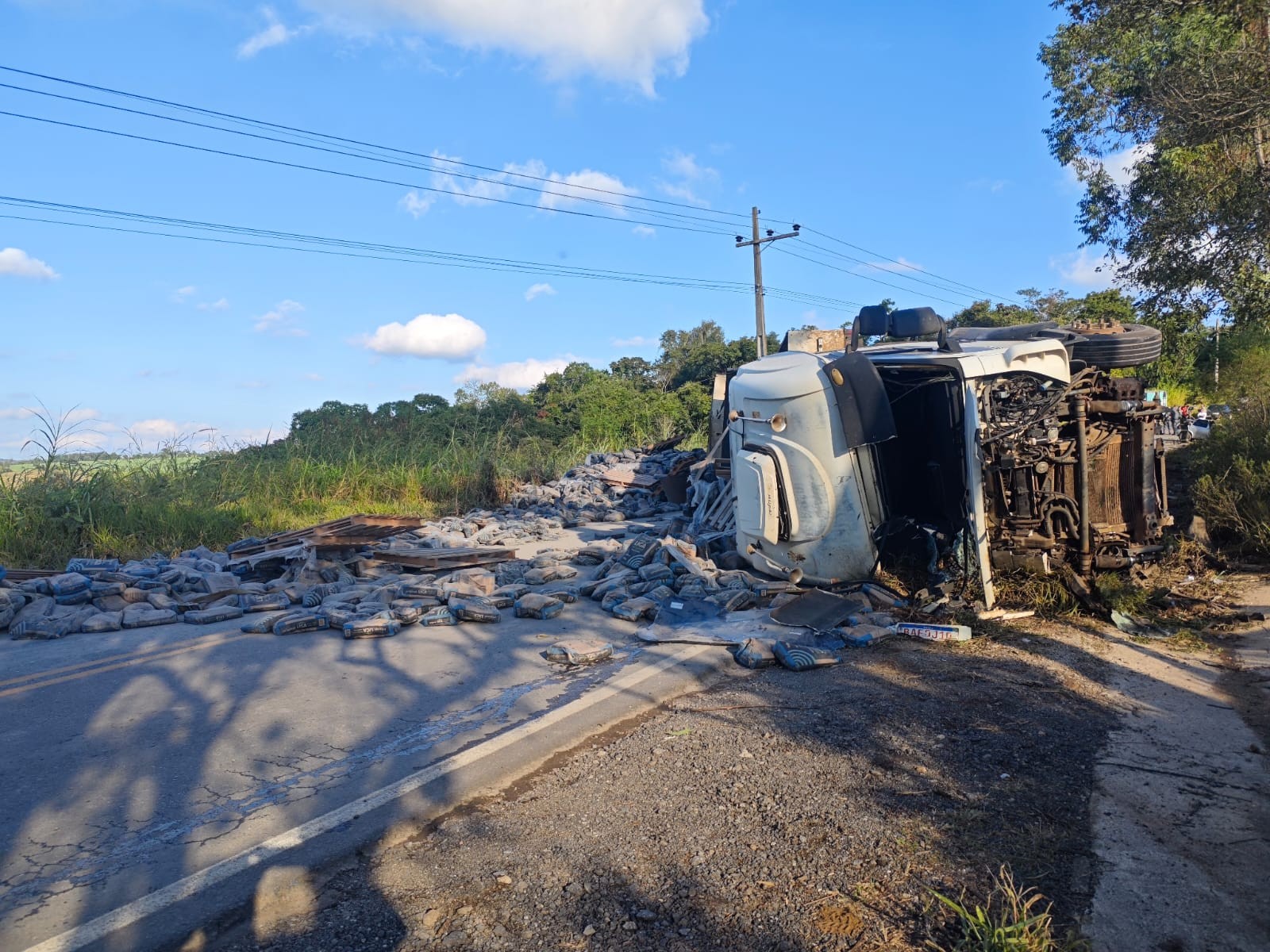 Motorista morre após bater de frente com carreta em estrada vicinal de Itapeva