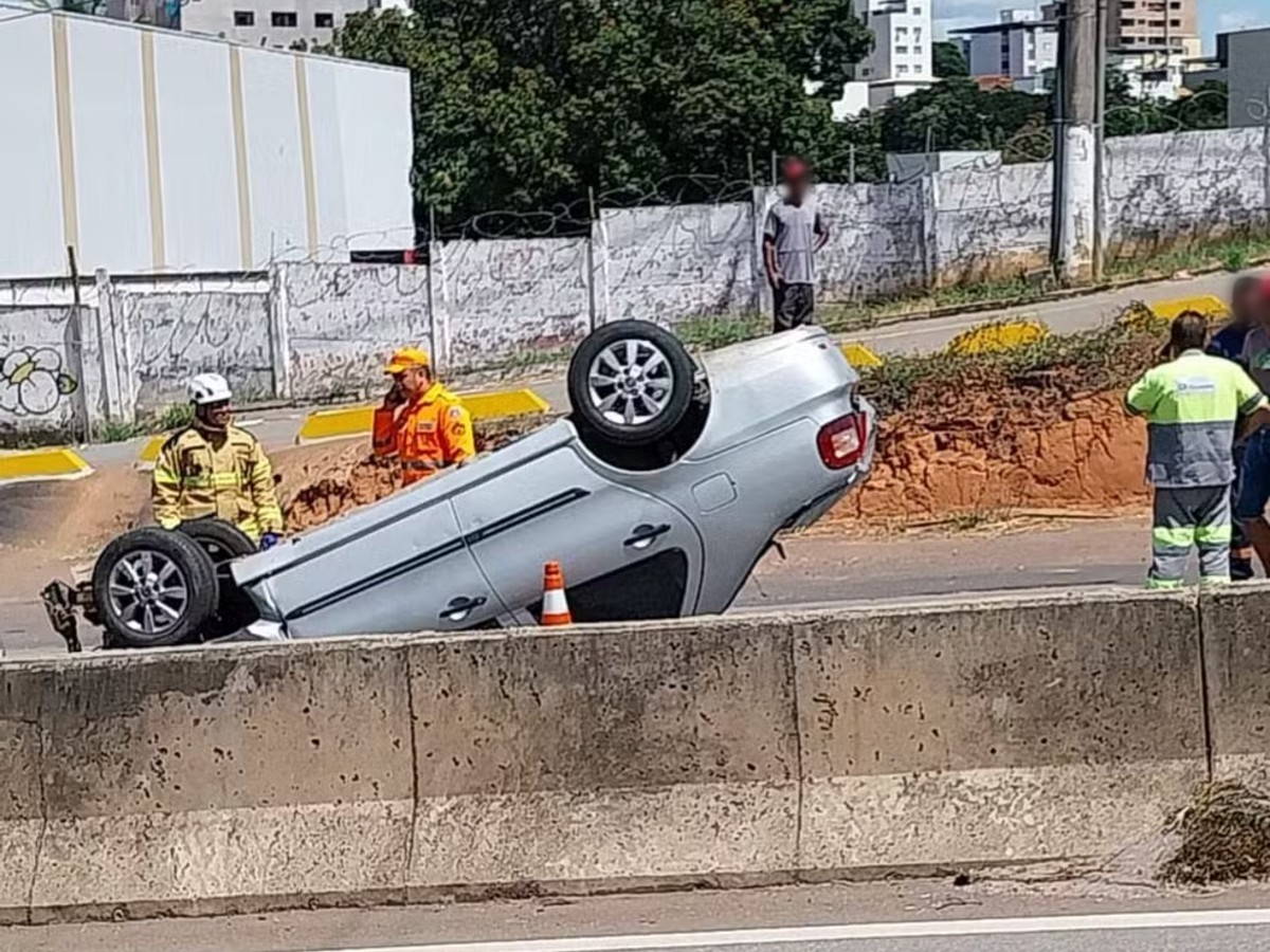 Criança é arremessada de carro durante capotamento na MG-050, em Divinópolis