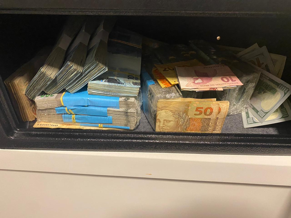 Dinheiro apreendido na manhã desta terça-feira (16) durante operação do MP-SP contra alvos ligados ao PCC. — Foto: Acervo pessoal