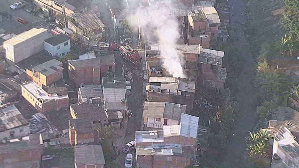 Incêndio na Zona Leste de SP — Foto: Reprodução/TV Globo