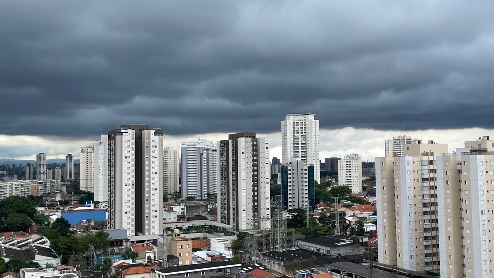 Chuva se aproxima da Zona Leste da capital paulista em foto de arquivo — Foto: Renata Bitar/g1