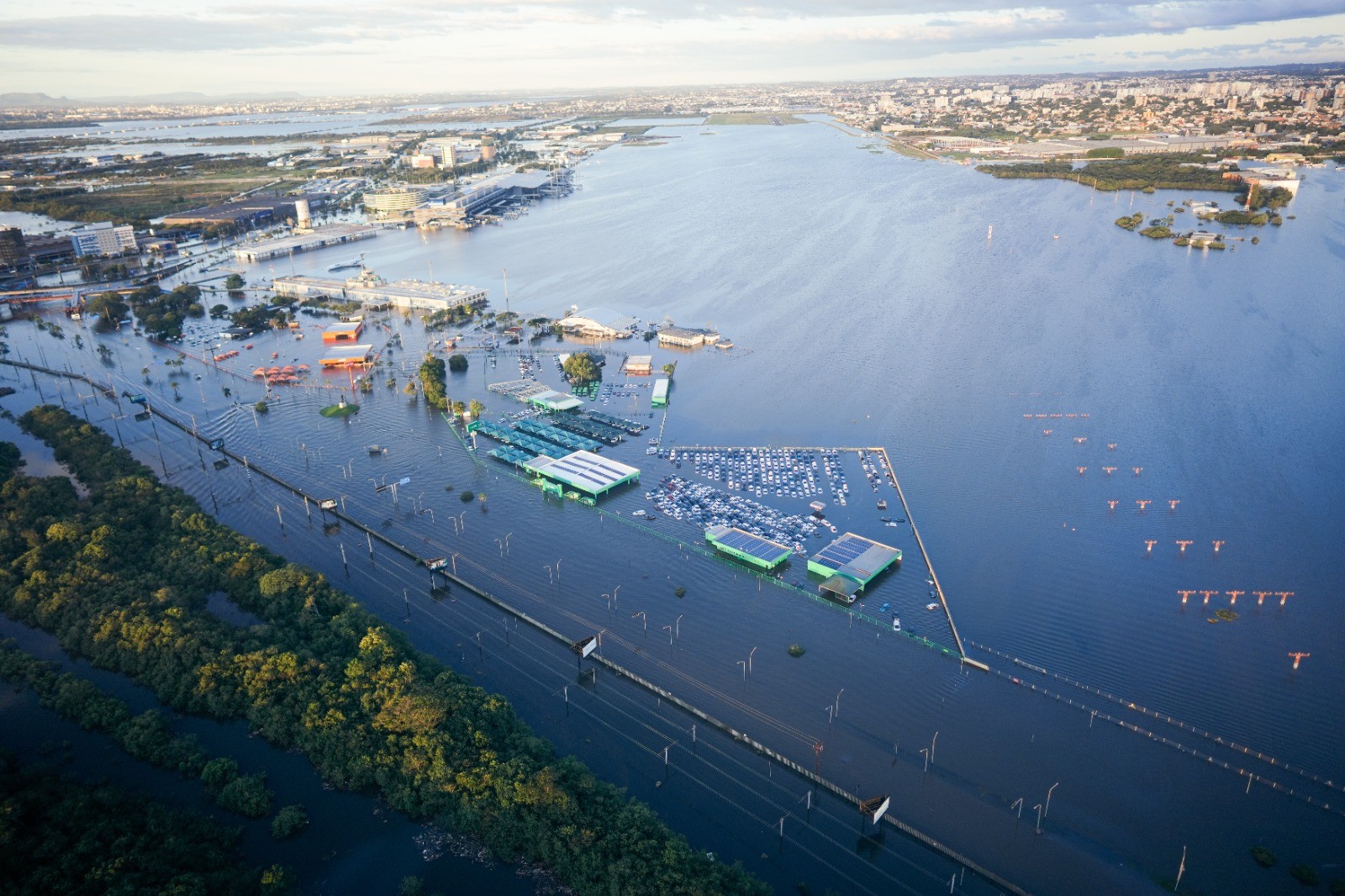 Aeroporto Internacional Salgado Filho alagado em Porto Alegre