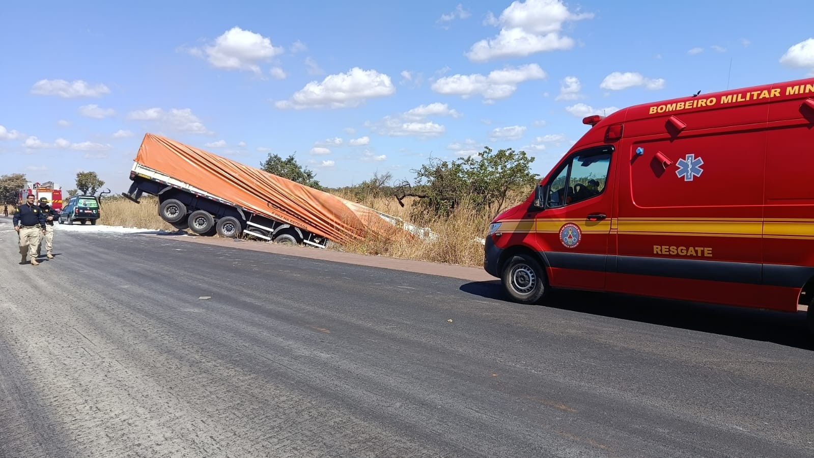 Motorista morre após batida entre 3 carretas e carro na BR-365, em MG | G1