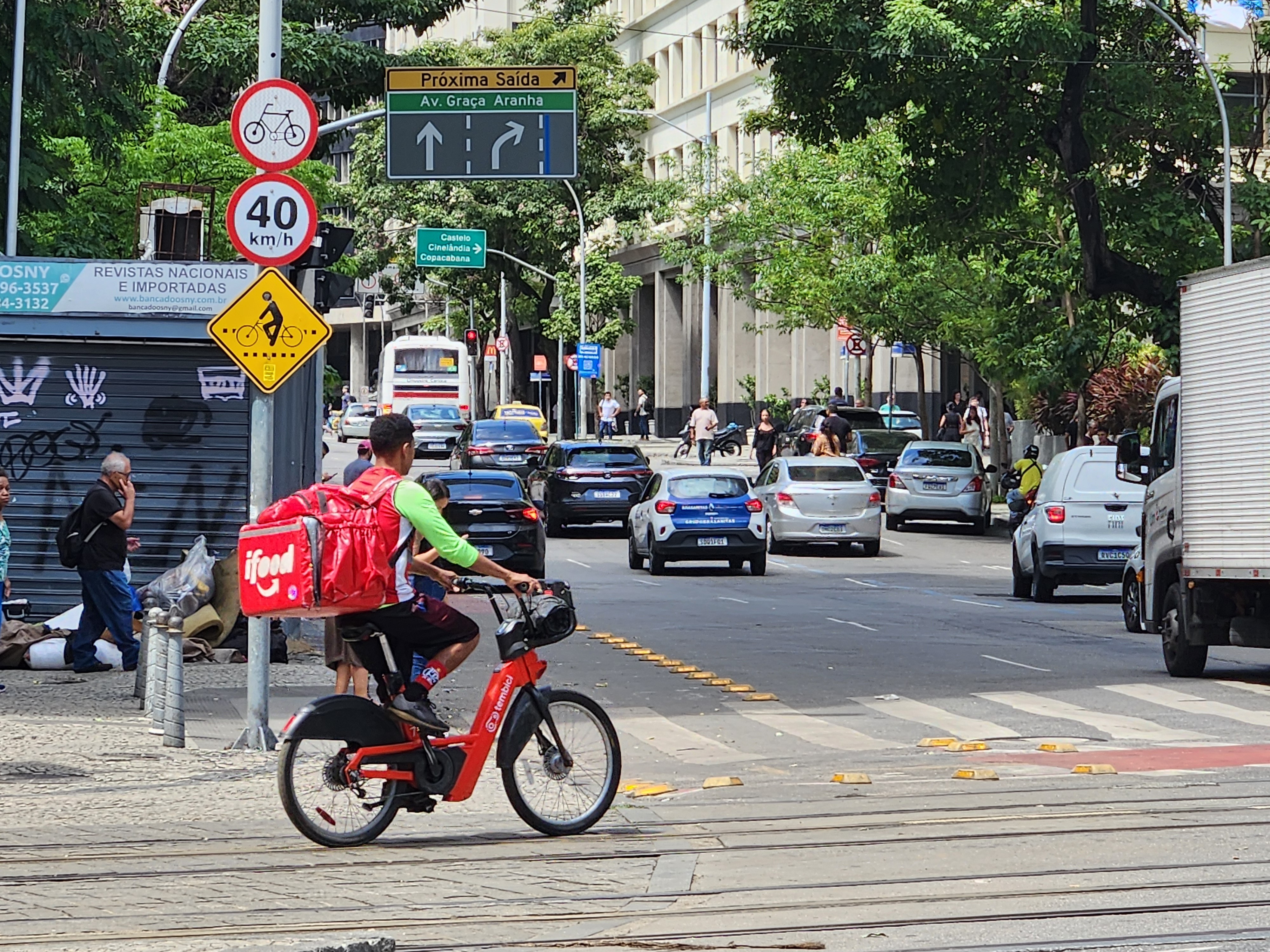 Ciclistas enfrentam vias rápidas e com poucas ciclovias no Rio; mapa mostra regiões mais perigosas