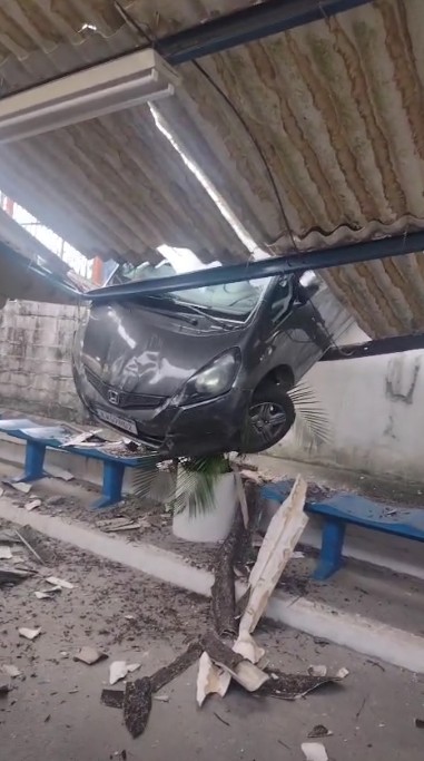 Veículo cai sobre telhado de centro de saúde, em Caçapava; veja vídeo