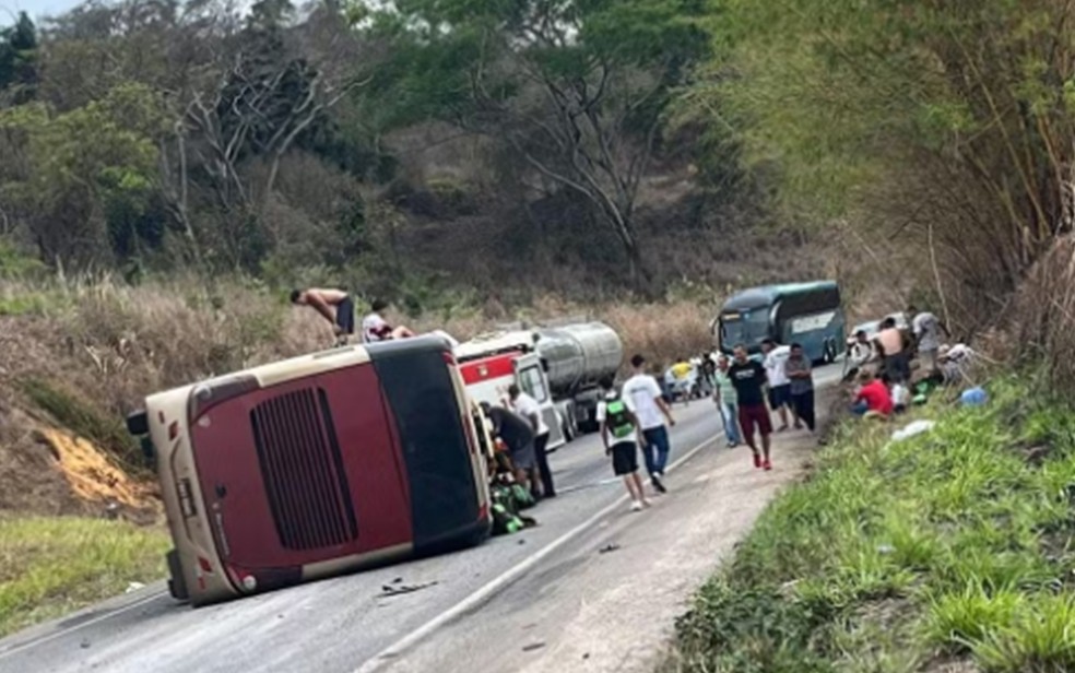 Ônibus que levava estudantes de São Tiago capota em Carlos Chagas — Foto: redes sociais