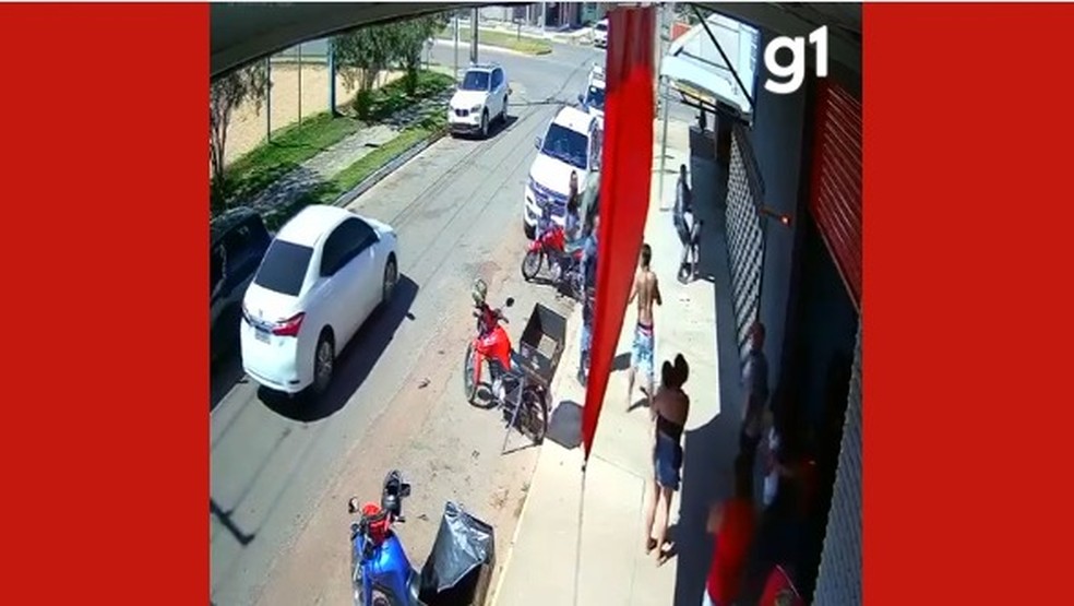 Imagens mostram momentos que policiais são agredidos — Foto: PMMT