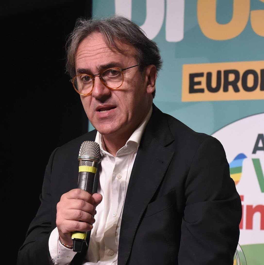 Quem é o Angelo Bonelli, deputado italiano que diz ter dado endereço de Carla Zambelli à polícia