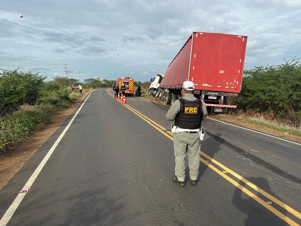 Motocicleta morreu atropelado por caminhão na RN-015 em Baraúna. — Foto: CPRE/Cedida
