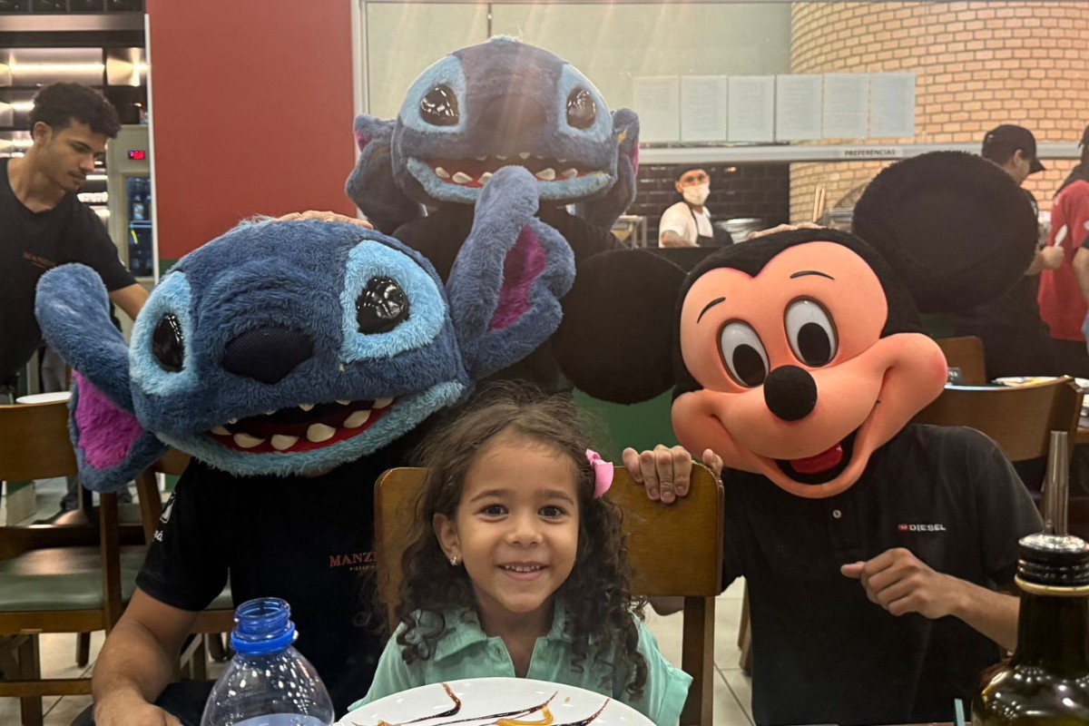 Fã de Stitch, menina tem aniversário transformado por surpresa em pizzaria no interior de SP
