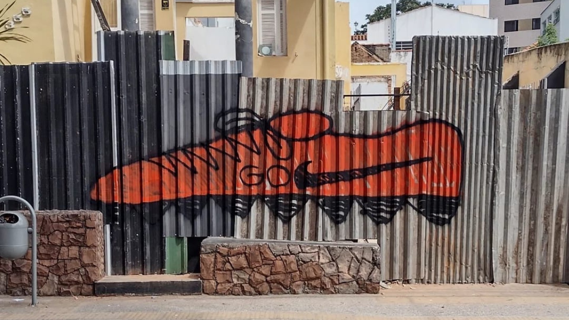 Dribles em chapas metálicas e gols em telhas de zinco: artista sorocabano transforma momentos do futebol em grafites — Foto: Reprodução/golgraffiti