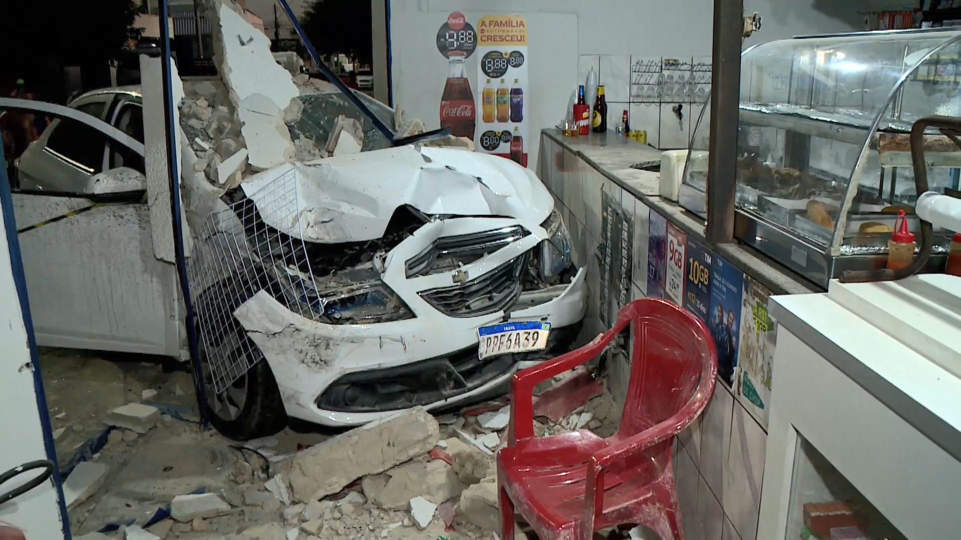 VÍDEO: Carro invade bar, mata carona, cliente e cachorro em Linhares, ES