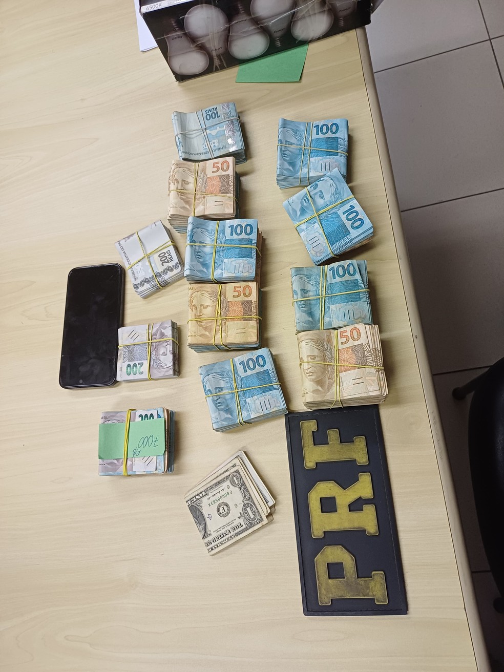 PRF apreende R$ 100 mil em dinheiro no carro de Leo Vieira, prefeito de São João de Meriti — Foto: Reprodução
