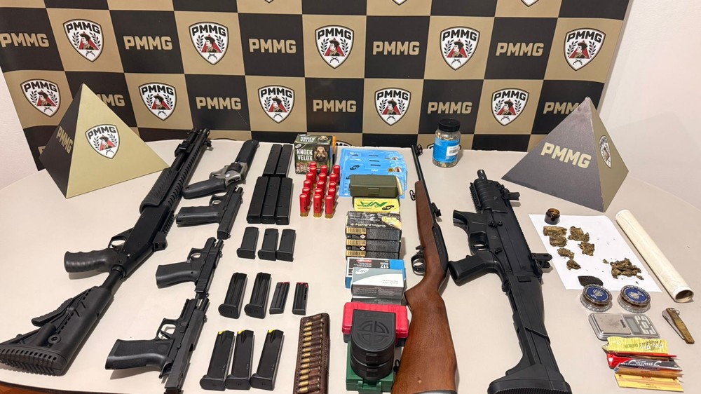 Homem é preso por violência doméstica e tráfico de drogas após bater no carro de policial em MG