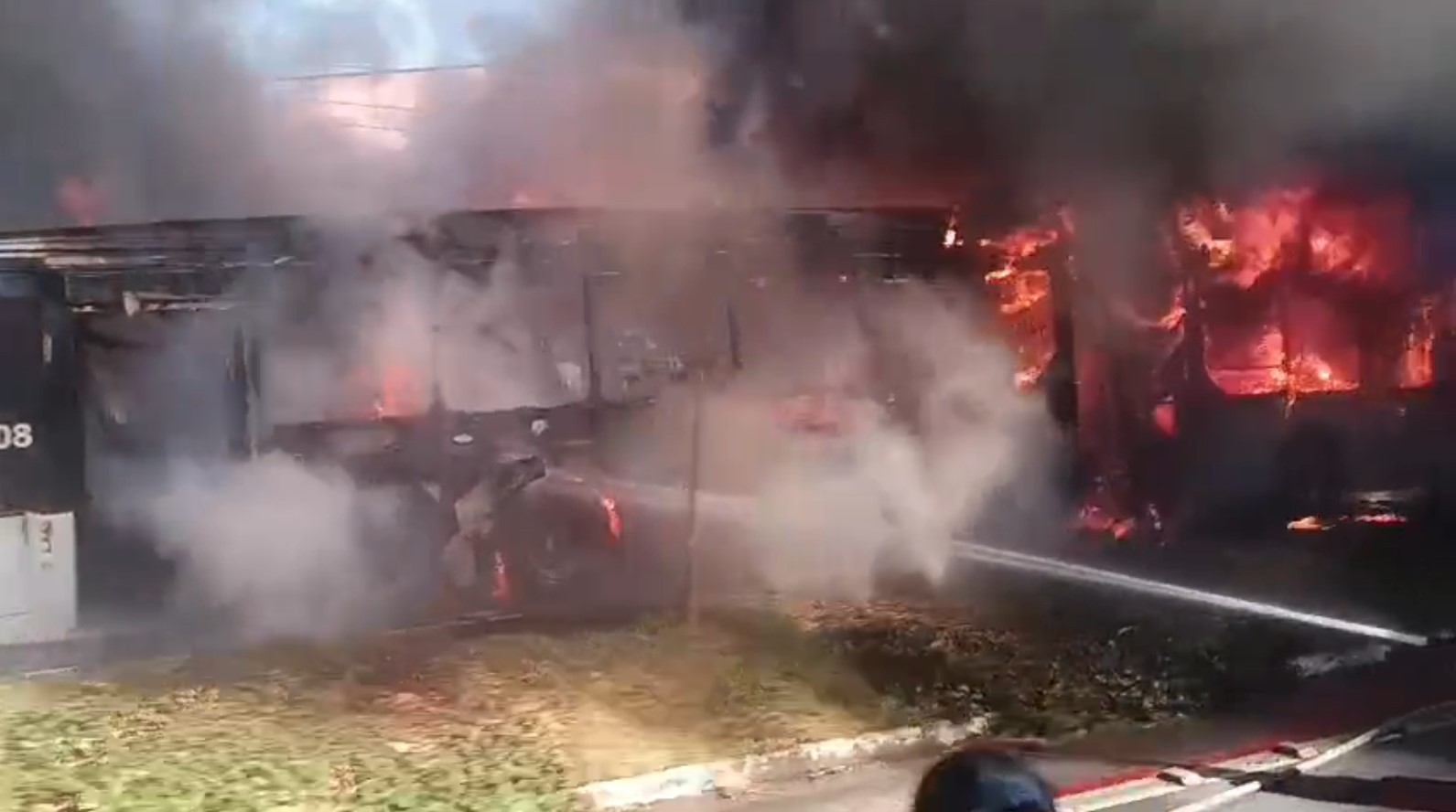 Ônibus articulado pega fogo no corredor que leva ao Terminal Jabaquara; chamas formam coluna de fumaça no céu