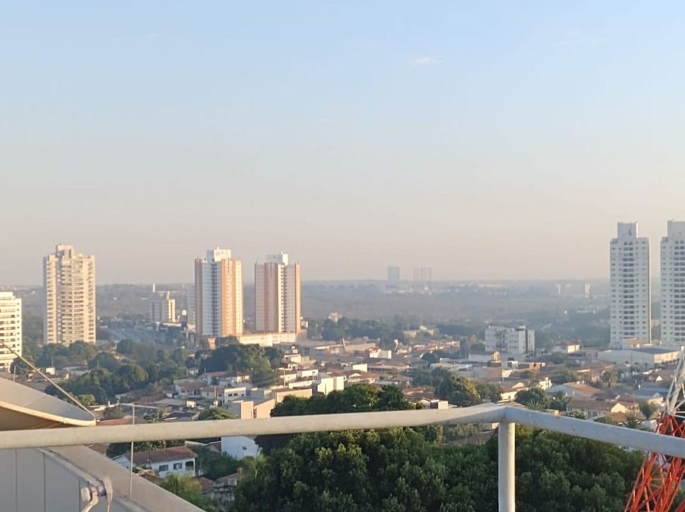 Cuiabá amanheceu coberta por fumaça neste sábado (3) — Foto: Lidiane Moraes/TVCA