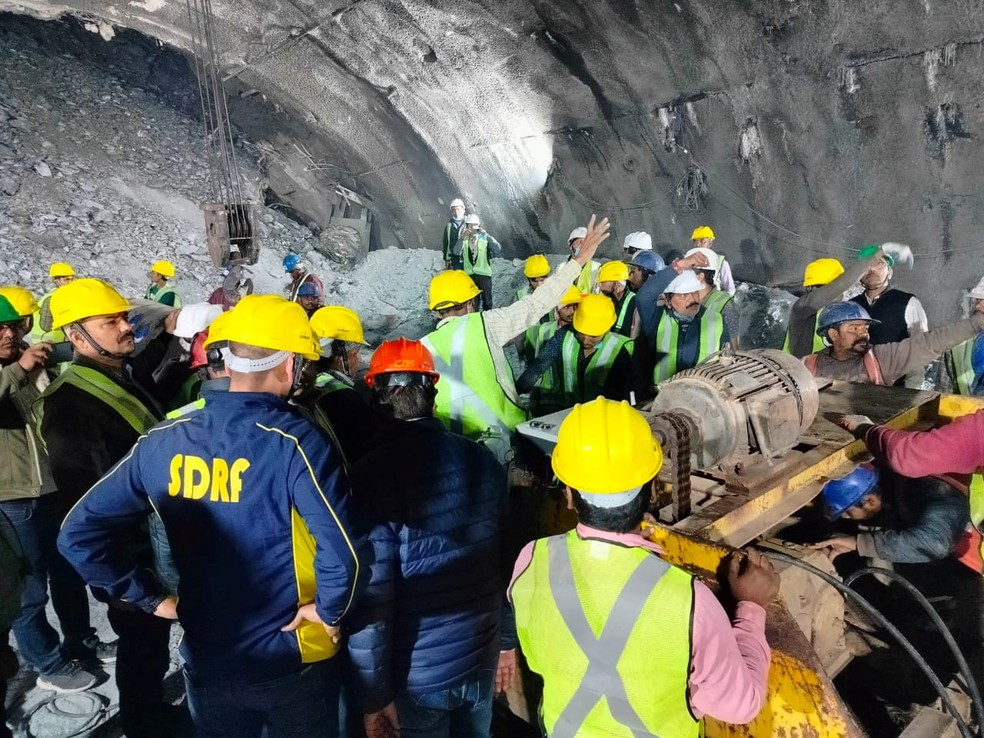 Equipes de resgate trabalham para retirar 41 trabalhadores presos em um túnel após um deslizamento no dia 14 de novembro — Foto: Uttarakhand State Disaster Response Force/via Reuters