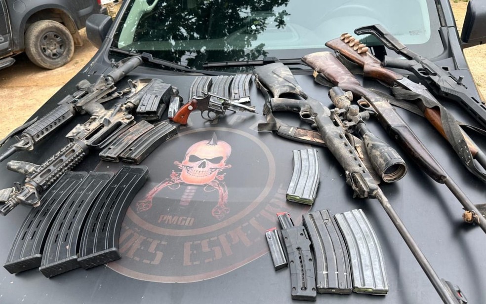Armas apreendidas pela polcia aps operao que terminou com a morte de criminoso e policial, em Gois  Foto: Divulgao/Polcia Militar