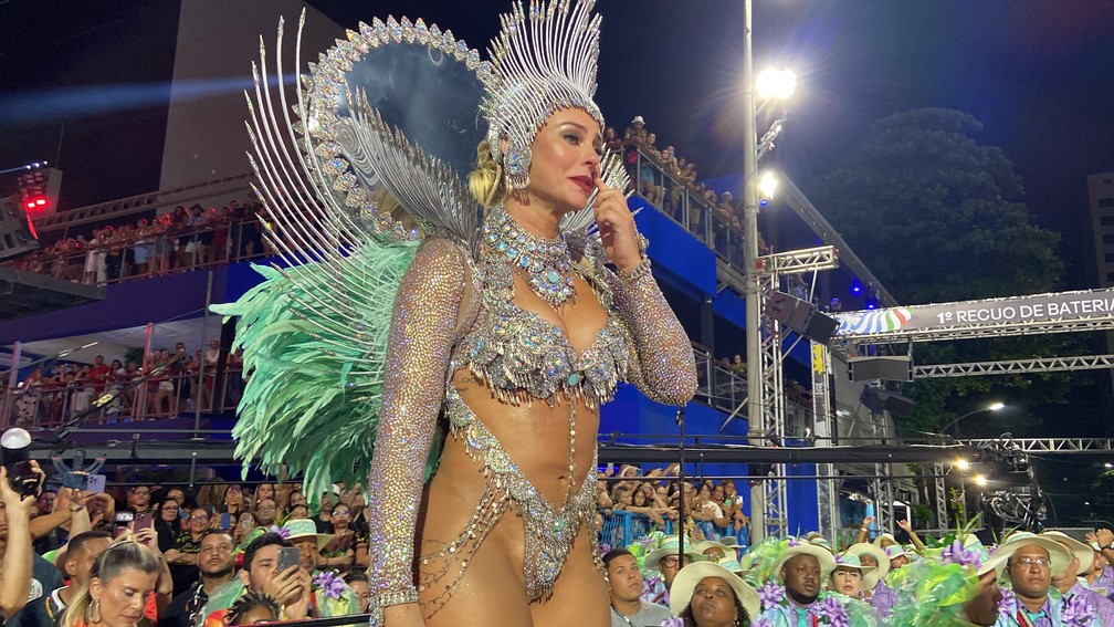 Paolla Oliveira chora antes do desfile da Grande Rio — Foto: Thaís Espírito Santo/g1