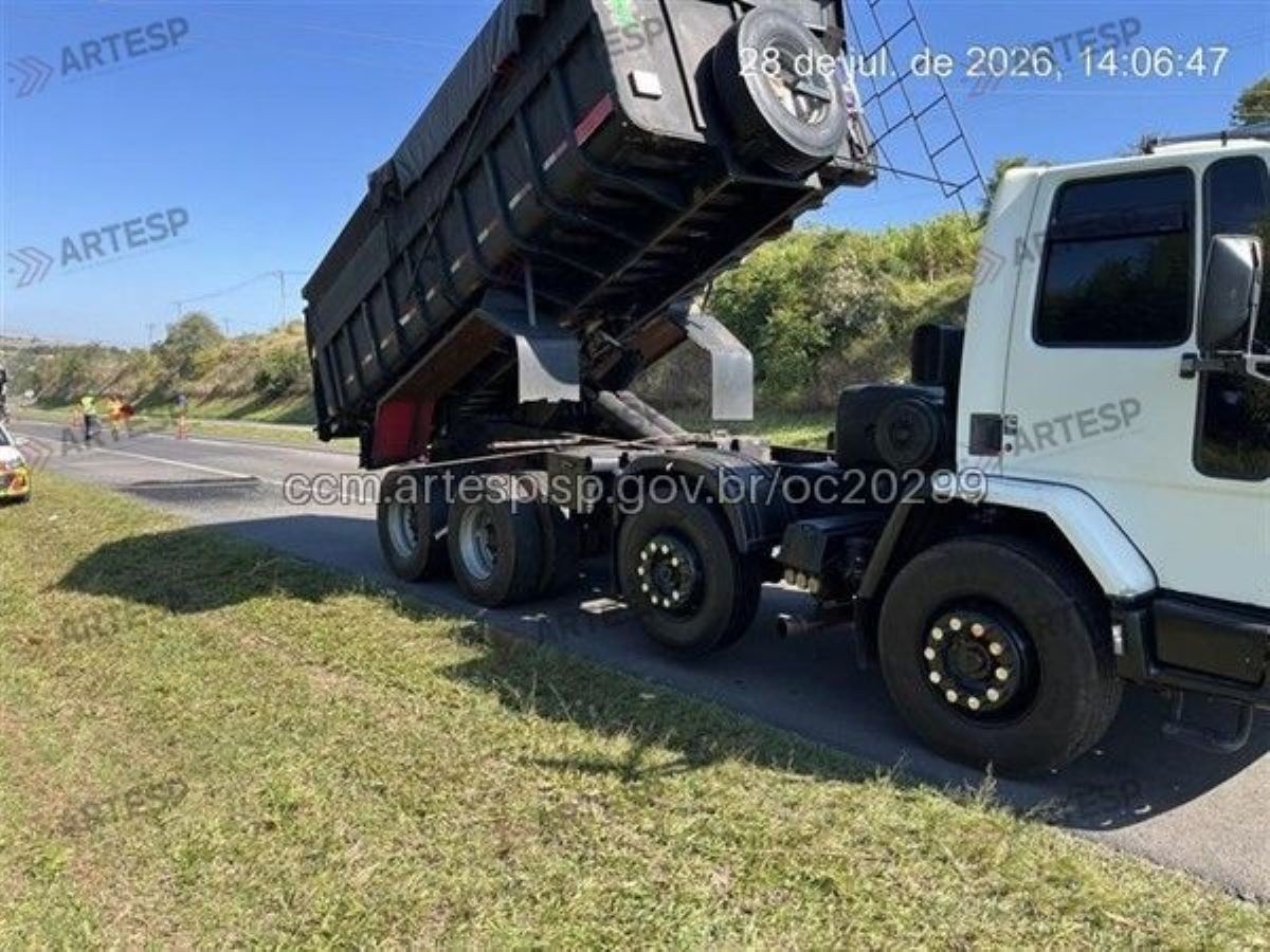 Motorista tenta abaixar carroceria, atinge fiação e interdita trecho da SP-127 em Itapetininga