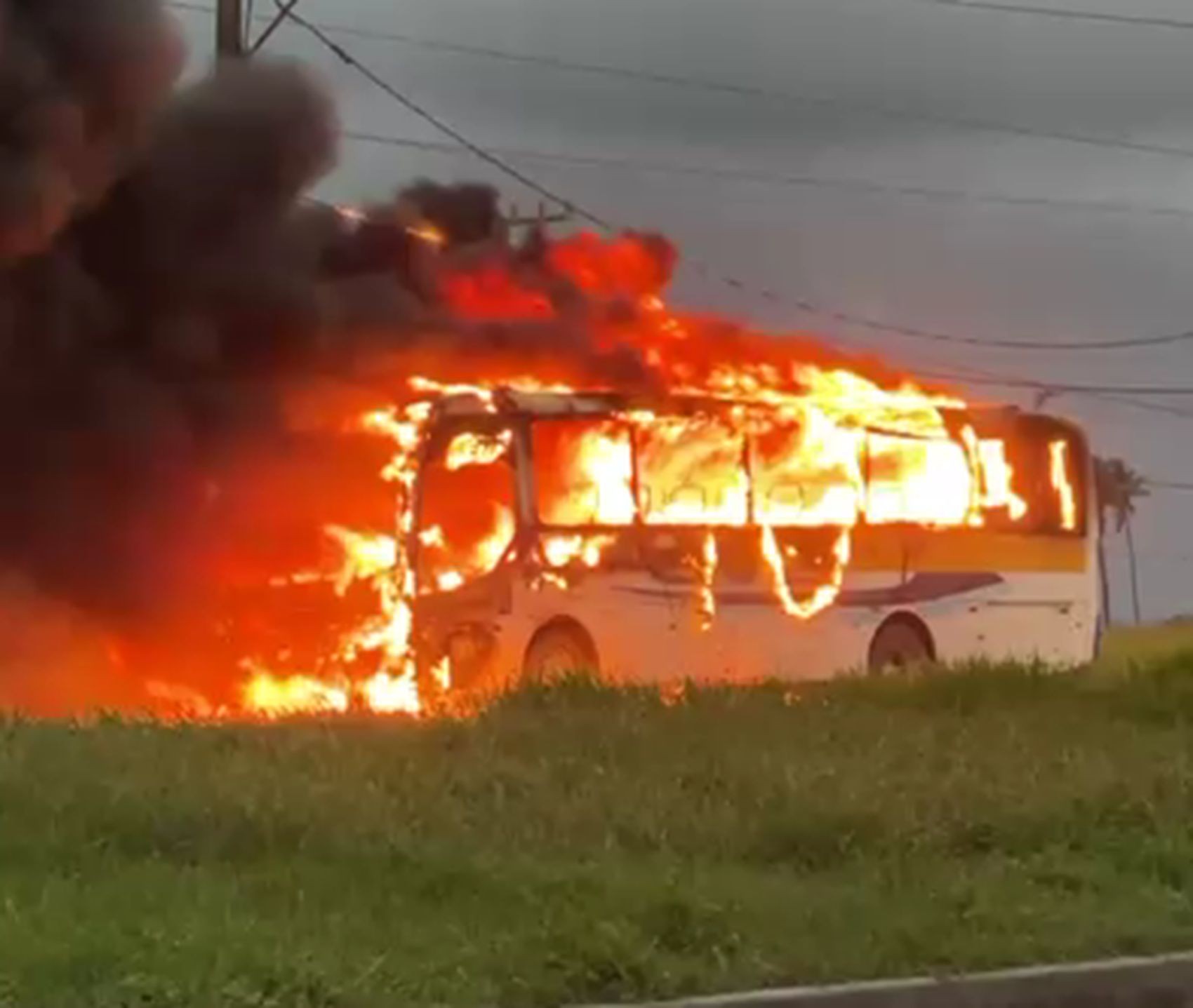 Ônibus pega fogo na Rodovia SE-100 na Barra dos Coqueiros