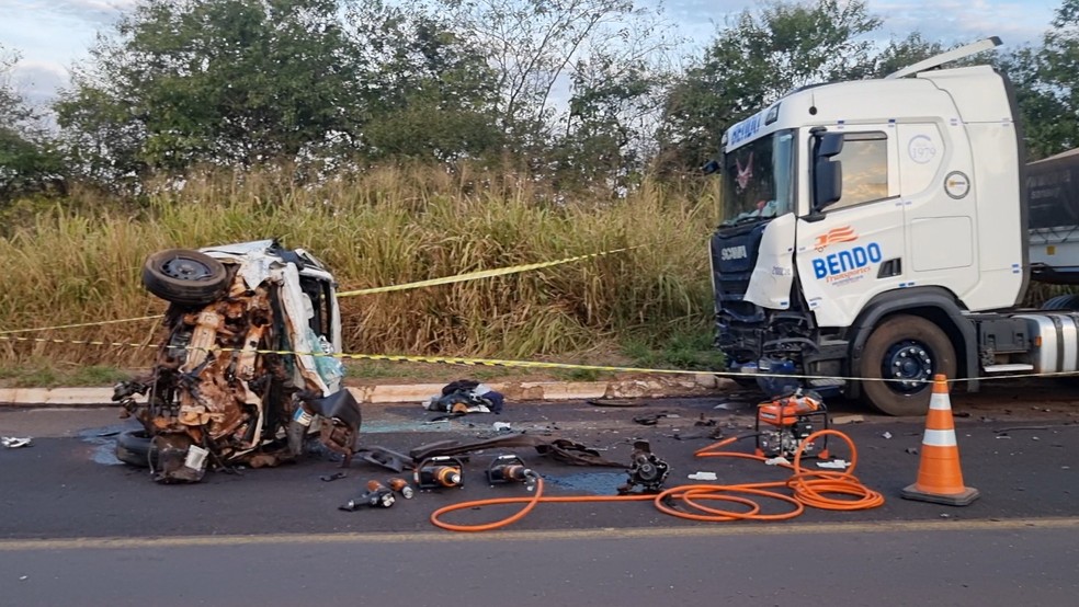 Frente da caminhonete ficou completamente destruída. — Foto: Felipe Ribeiro/TV Morena