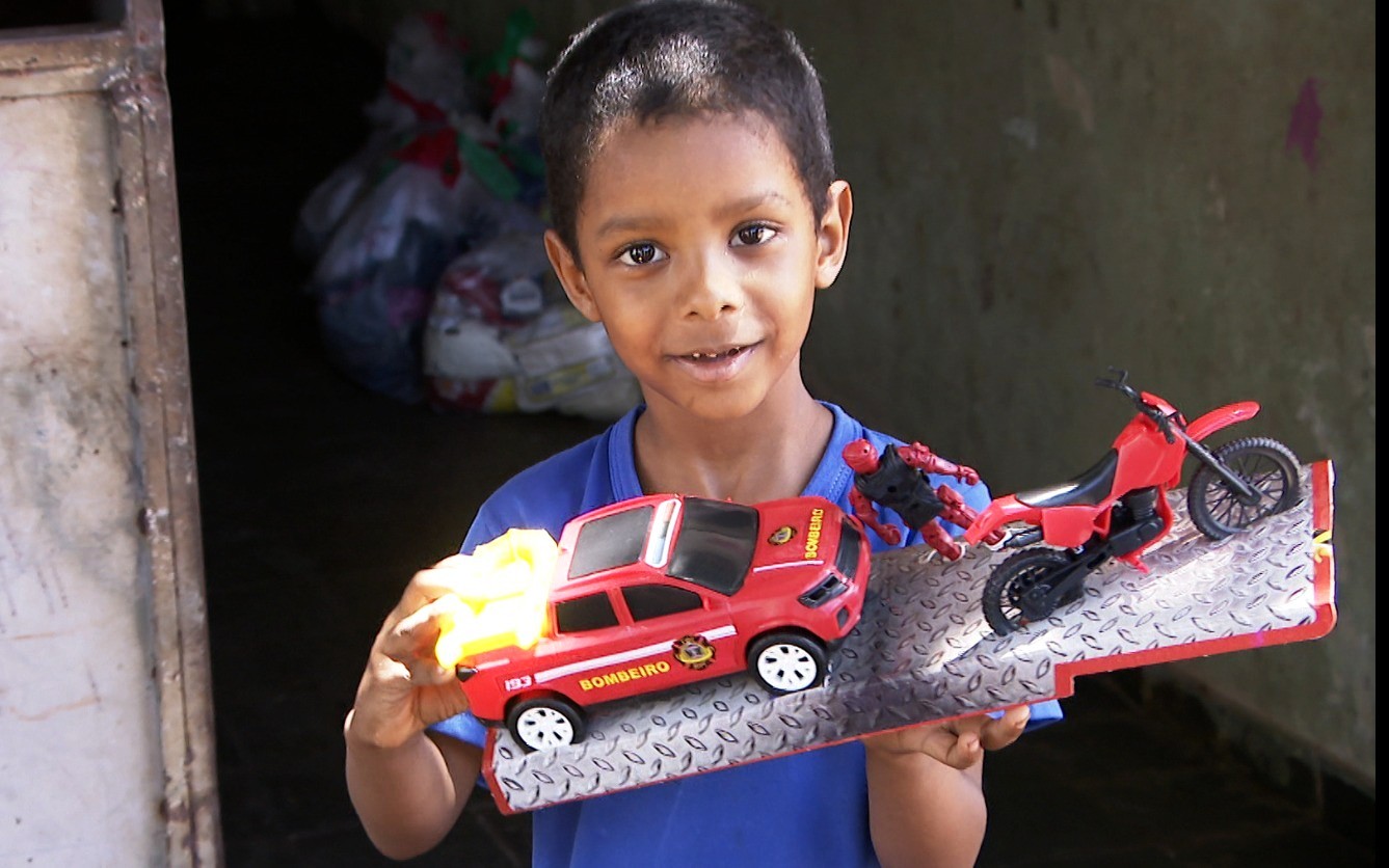 'Natal Solidário' da TV Integração entrega alimentos, brinquedos e permite sonhos em Uberlândia 