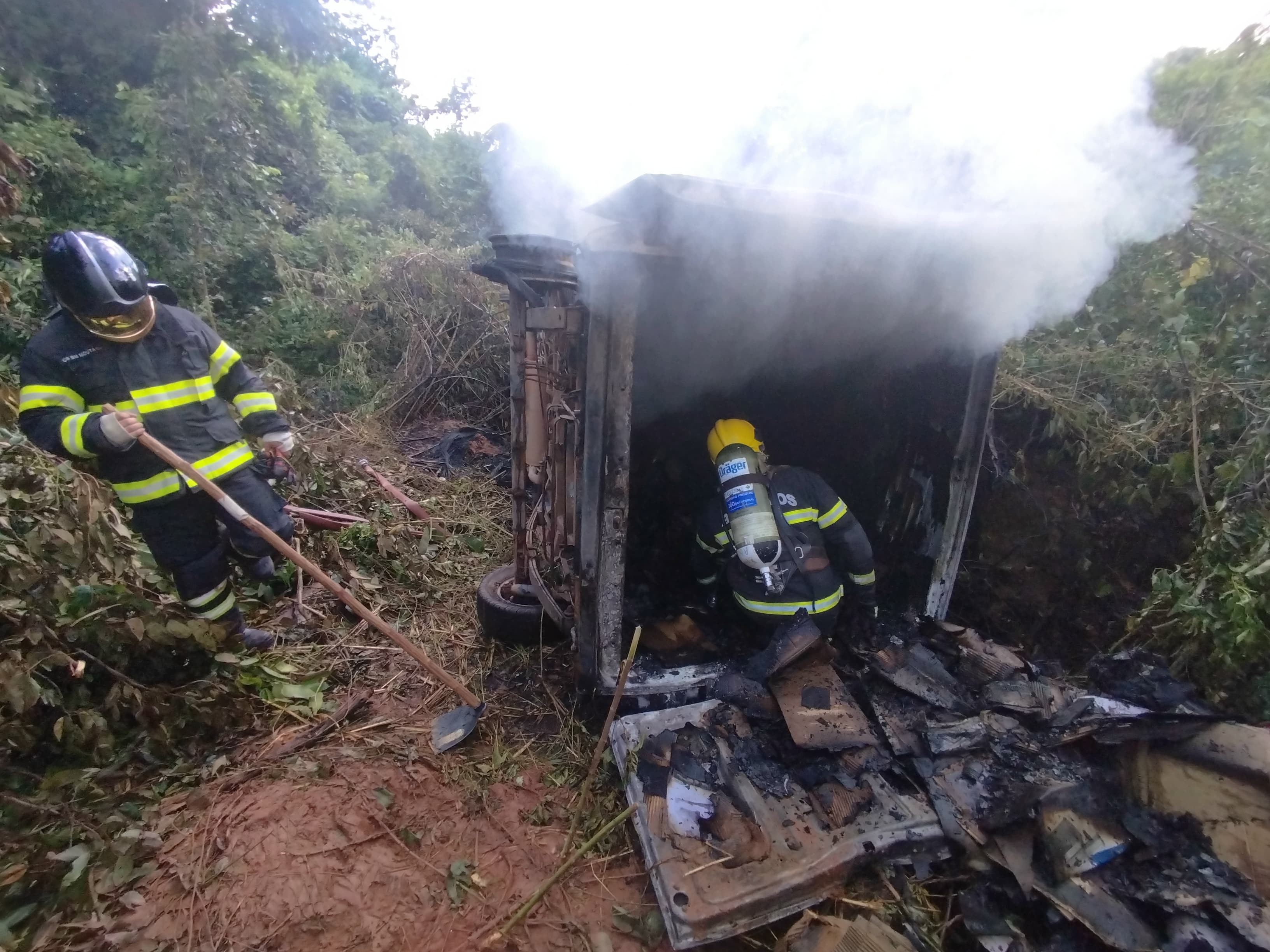 Carro pega fogo após motorista perder controle e cair em ribanceira de oito metros na TO-404 