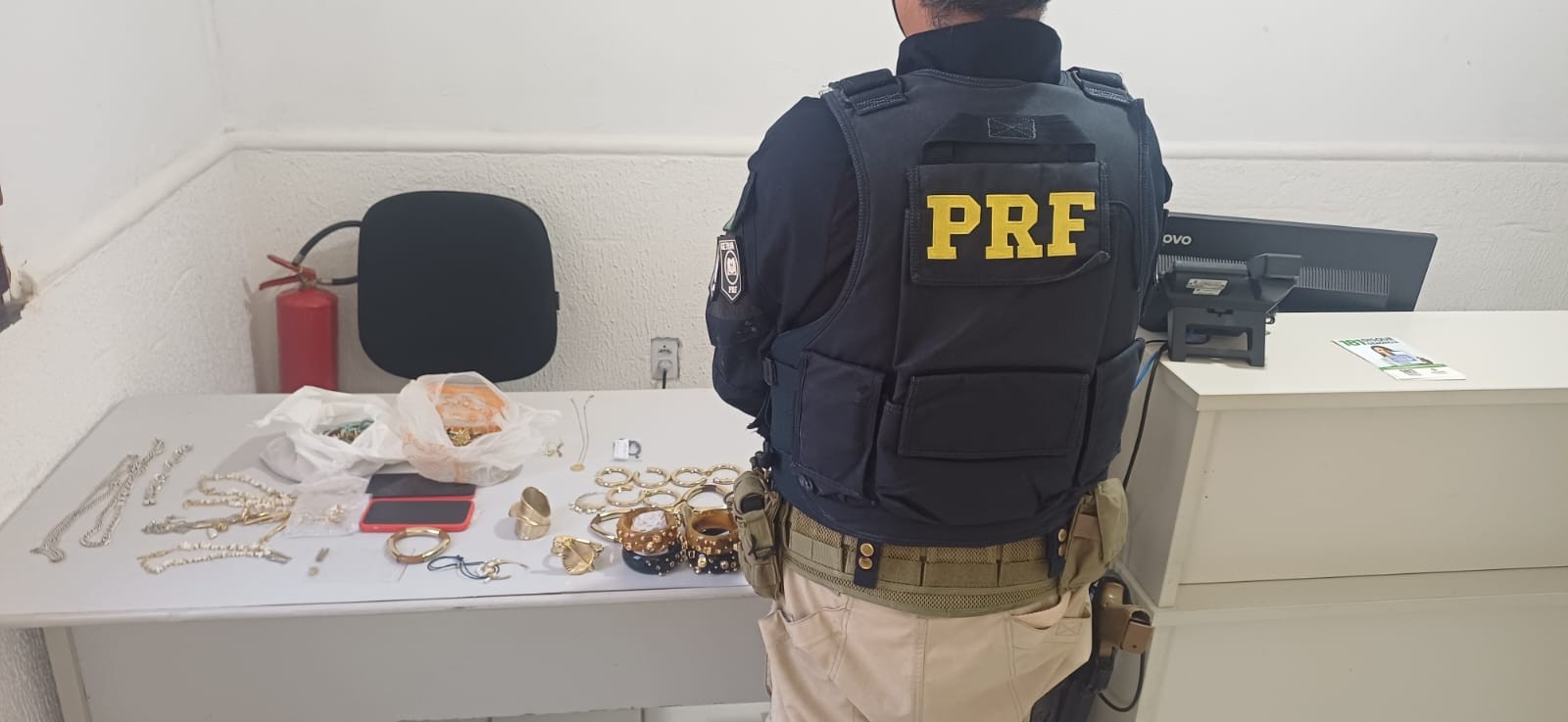 PRF apreende joias dentro de táxi durante corrida de R$ 1 mil