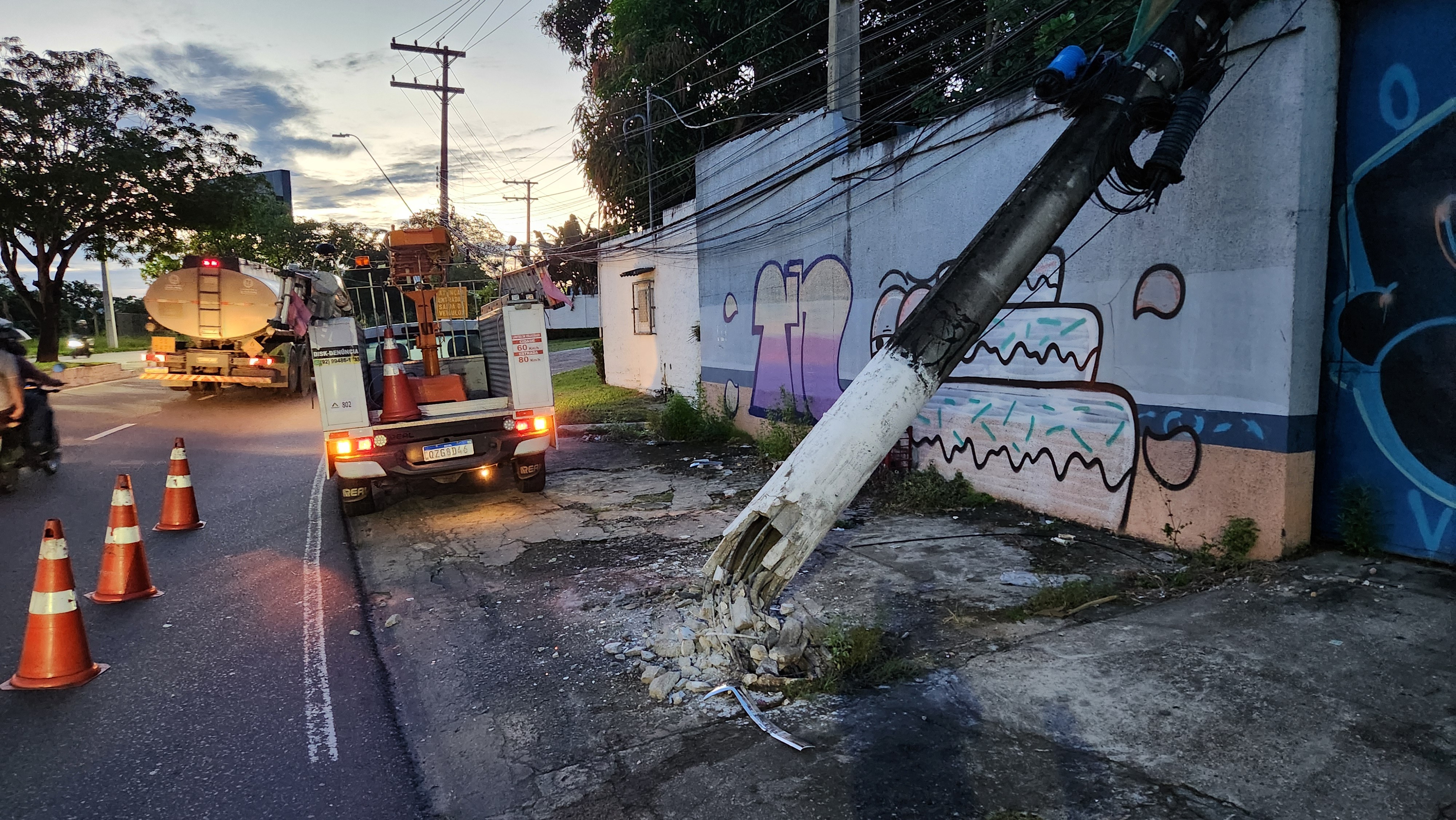 Motorista bate carro em poste que fica destruído na Avenida Efigênio Salles, em Manaus