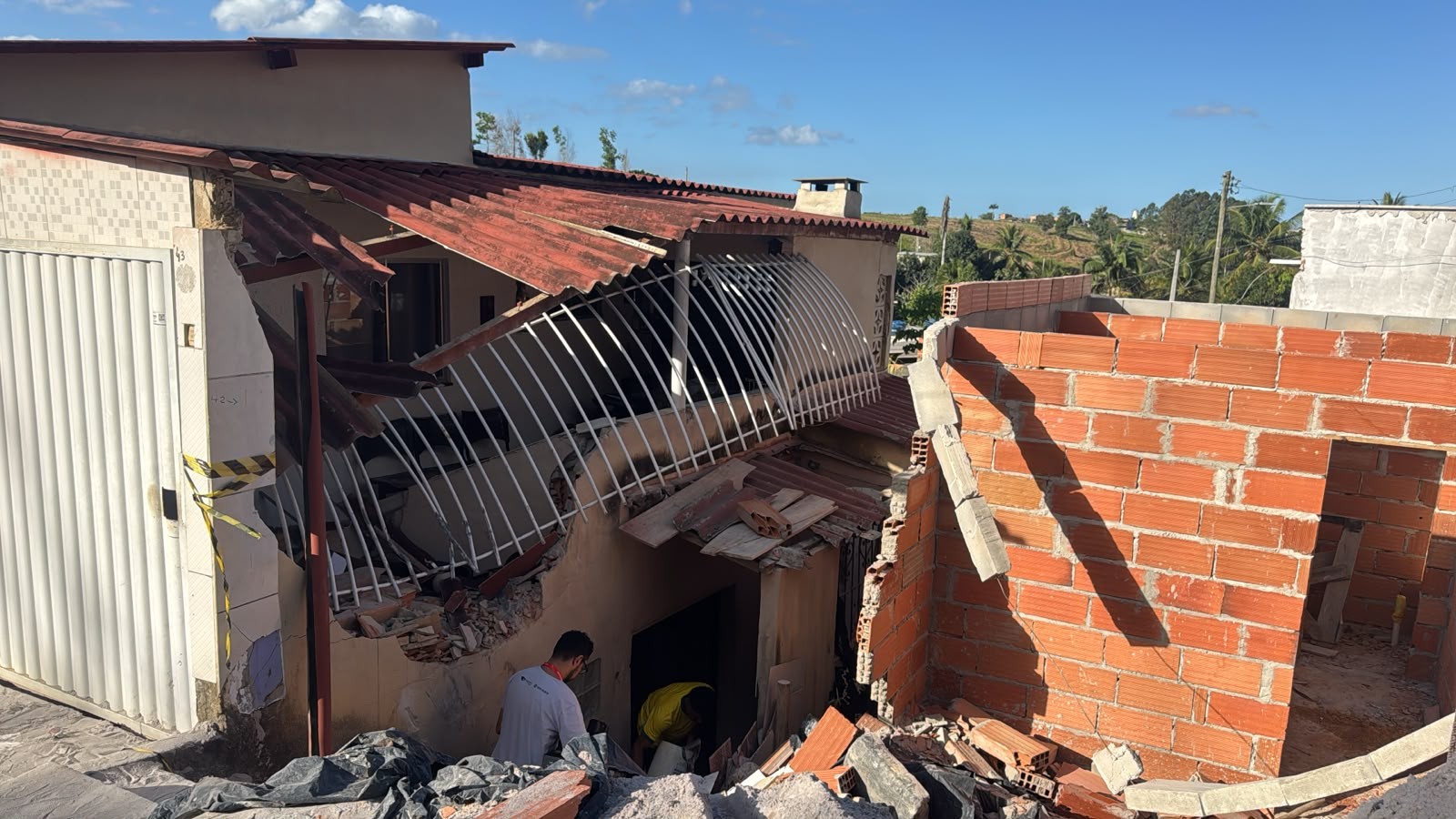 Caminhão bate em carro, invade casa e deixa moradora ferida no ES