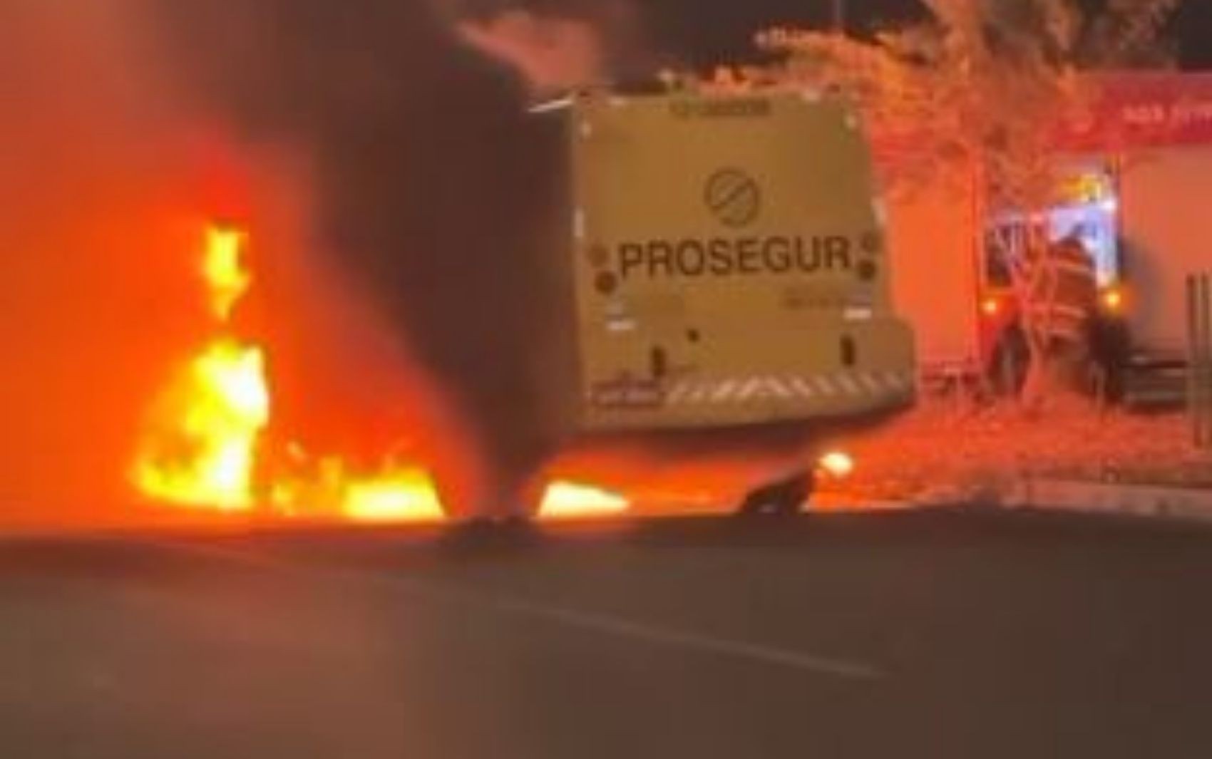 Carro-forte pega fogo em avenida de Ribeirão Preto