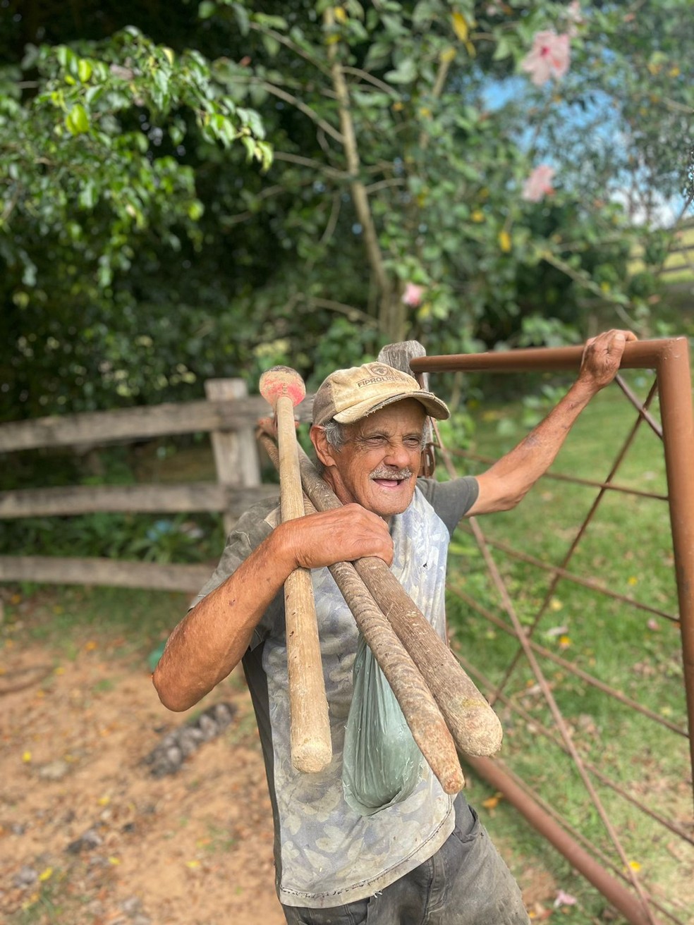 Expedito de Oliveira, de 70 anos, gosta de trabalhar na roça — Foto: Arquivo Pessoal