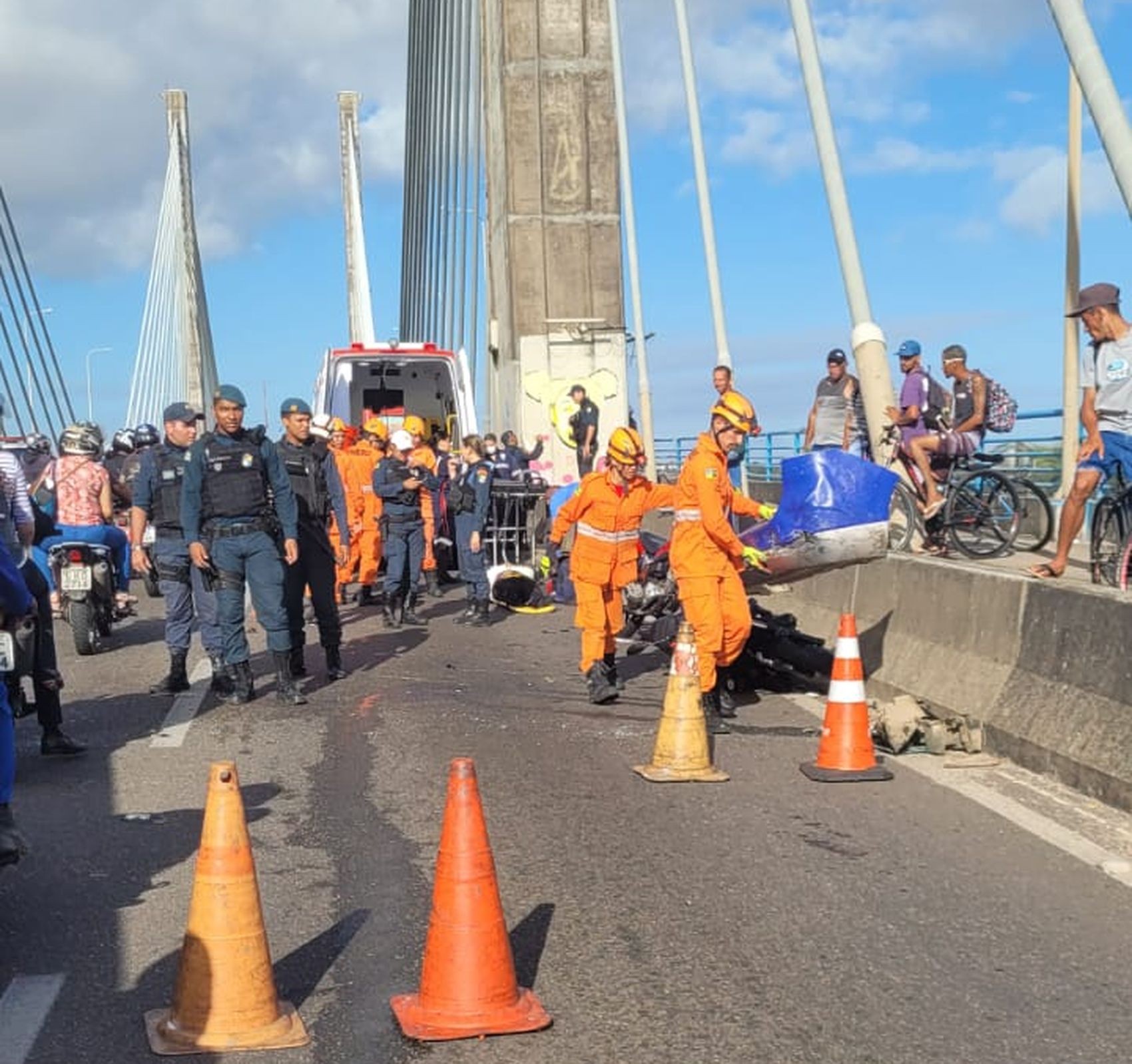 Acidente deixa dois motociclistas feridos na ponte Aracaju-Barra