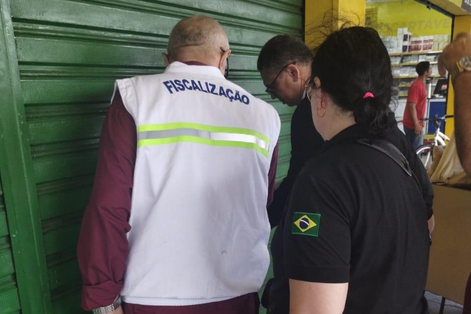 Quatro lojas e uma fábrica são interditadas por vender produtos naturais para tratamentos de saúde sem registro 
