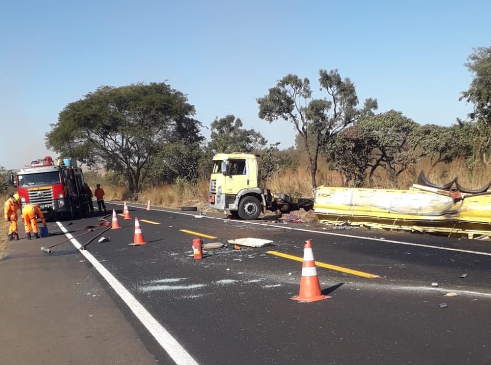 Caminhão de combustível tomba na BR-365, em Celso Bueno — Foto: Corpo de Bombeiros/Divulgação