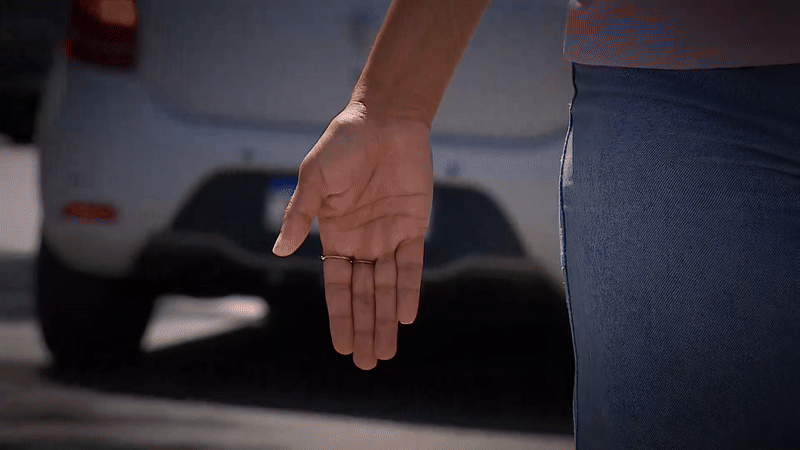 Vítima é resgatada pela polícia após pedir ajuda com sinal de socorro para mulheres no RS