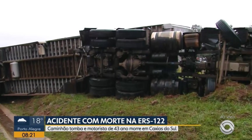 Motorista morre após caminhão tombar na ERS-122, em Caxias do Sul