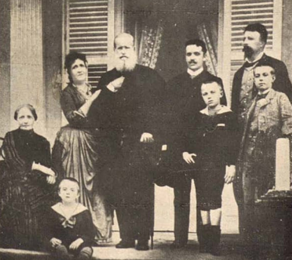 D. Pedro II e familia no Hotel Empreza Poço de Caldas. Ao lado direito, em pé, condé d'Eu, e ao lado esquerdo, de pé, a princesa Isabel. — Foto: Livro 'Vida de Dom Pedro II' / Biblioteca do Senado Federal