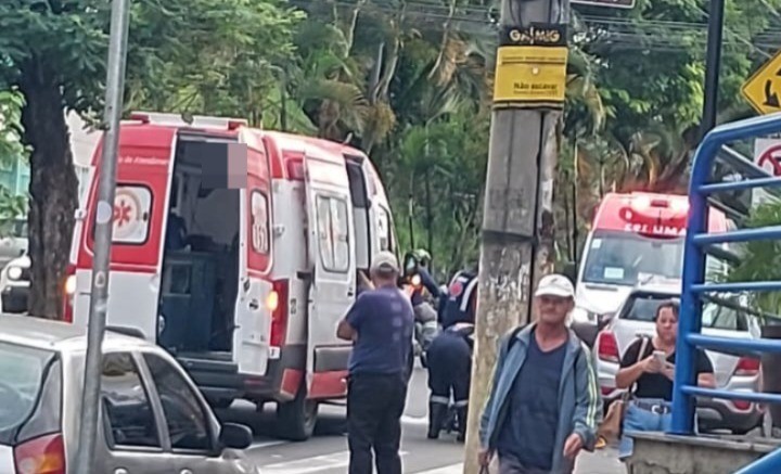 
Acidente entre moto e pedestre deixa dois feridos na Avenida Itamar Franco, em Juiz de Fora 