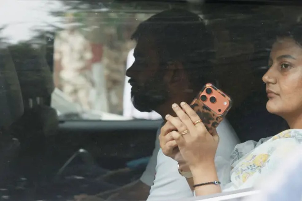 Abhijeet Dipke, fundador do CJP, após ser liberado pela polícia. Ele e outros líderes de destaque do movimento foram retirados de um avião por agentes ao chegarem a Déli no sábado, mas foram liberados no dia seguinte — Foto: Reuters via BBC