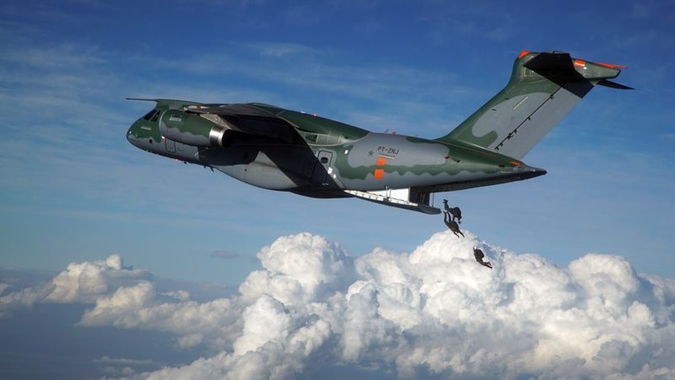 Dilma diz que o governo quer o avião cargueiro KC-390 no mundo inteiro -  Notícias - R7 Brasil
