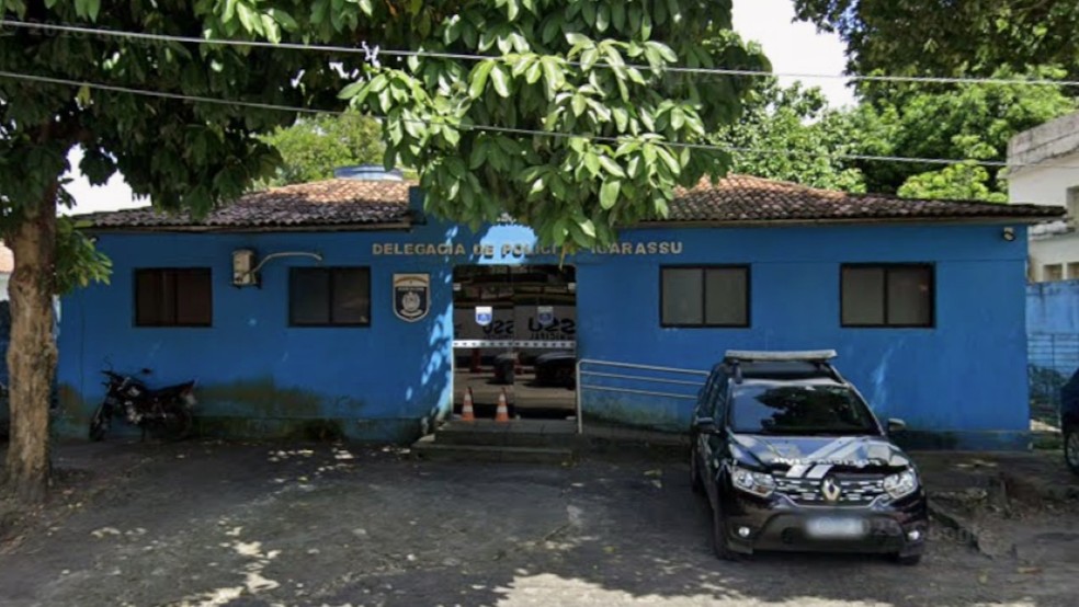 Mulher foi encontrada morta em terreno atrás da Delegacia de Igarassu, com sinais de extrema violência — Foto: Google Street View/Reprodução