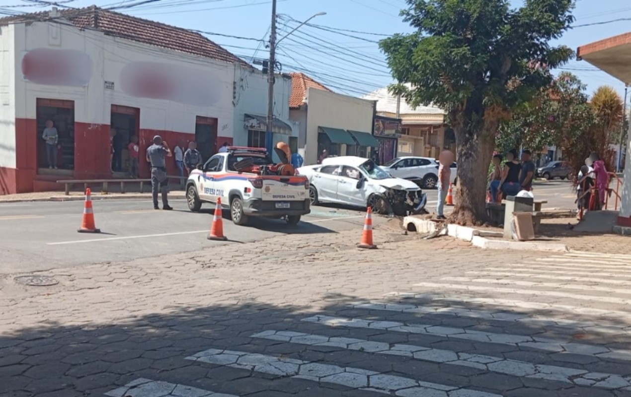 VÍDEO: motorista bate em meio-fio, perde o controle da direção e capota em rua no interior de SP