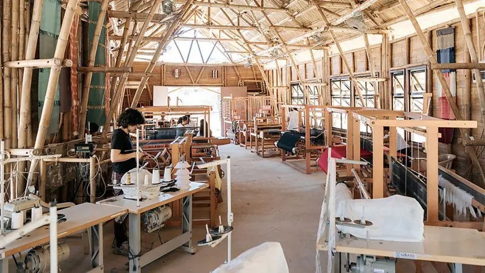 Centro de tecelagem construído com postes de bambu curvados em Batangas, nas Filipinas — Foto: Base Bahay Foundation