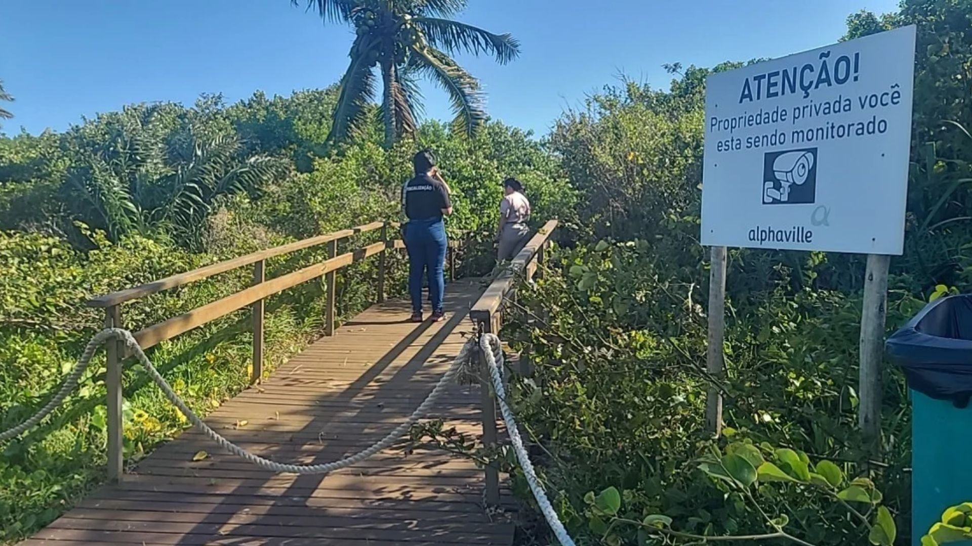 Condomínio é notificado por placa que indicava acesso a praia como área particular em Guarapari