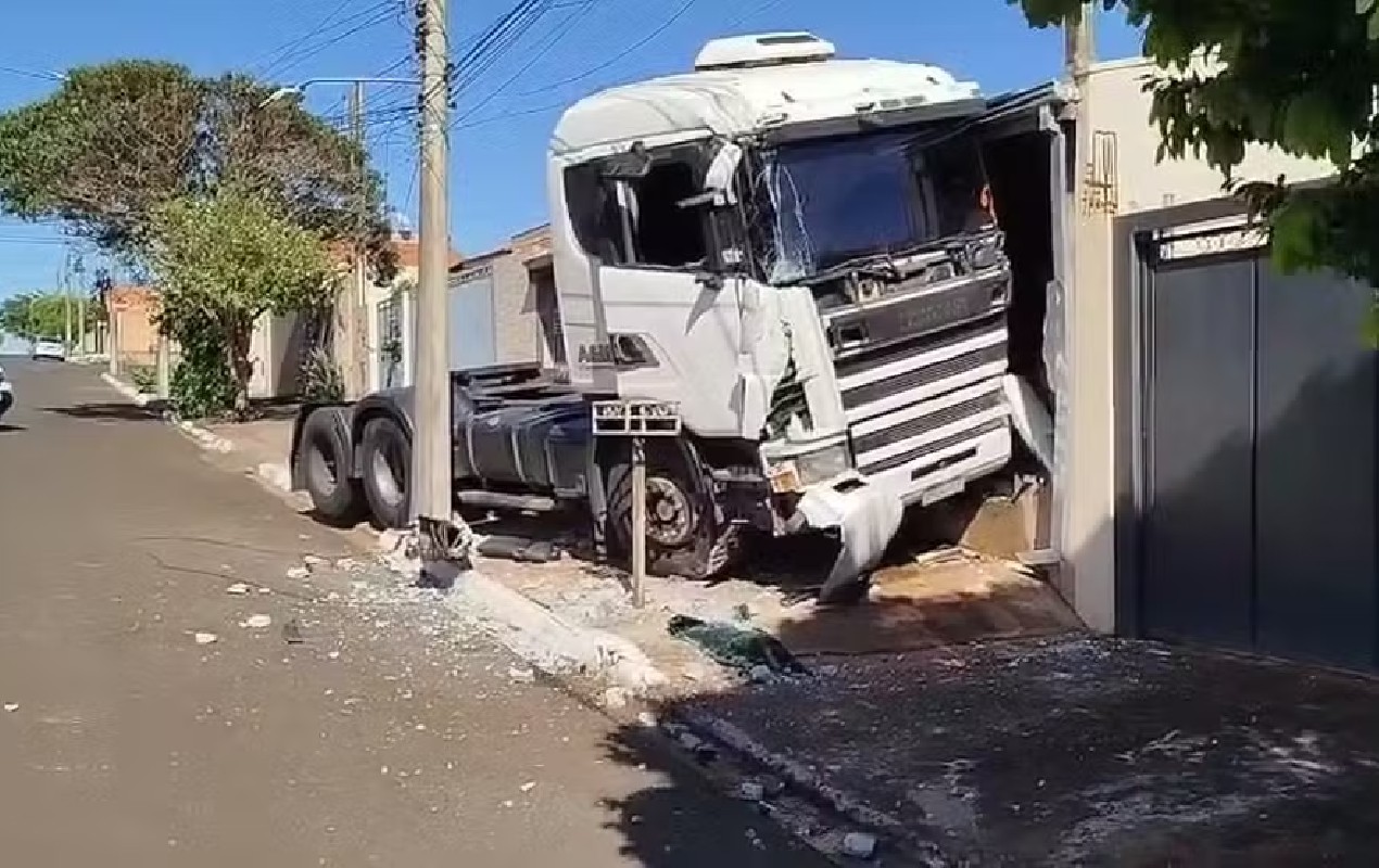 Cavalo mecânico desgovernado atinge casa em Santa Cruz do Rio Pardo